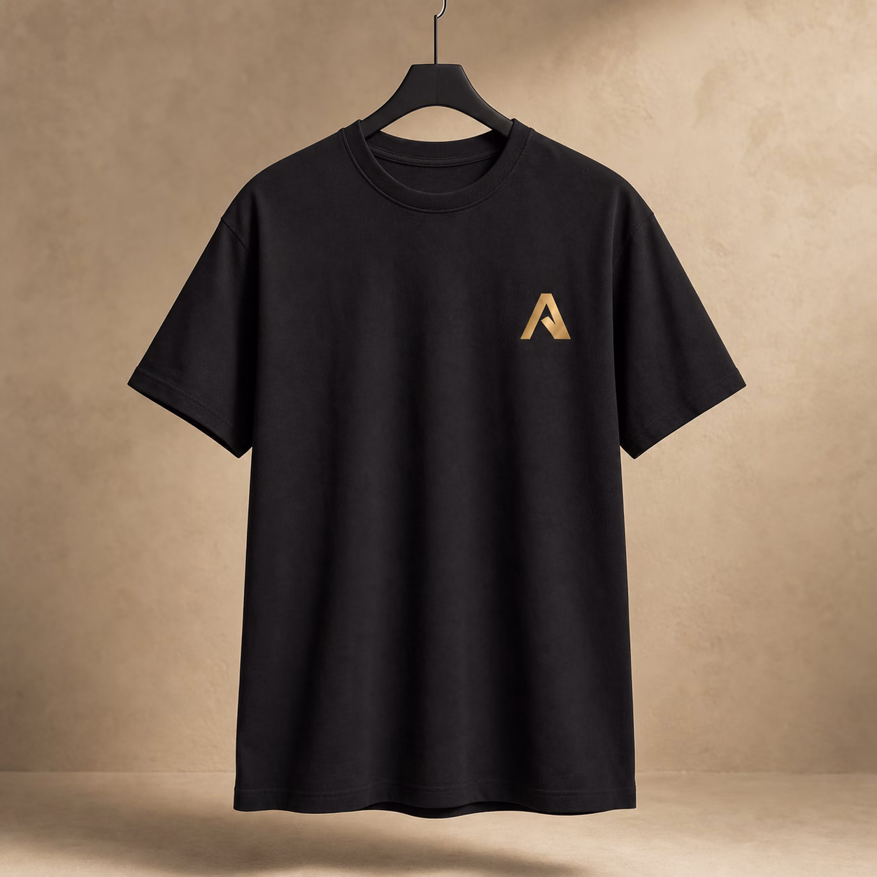 Schwarzes AgRup Signature Basic T-Shirt auf einem Kleiderbügel