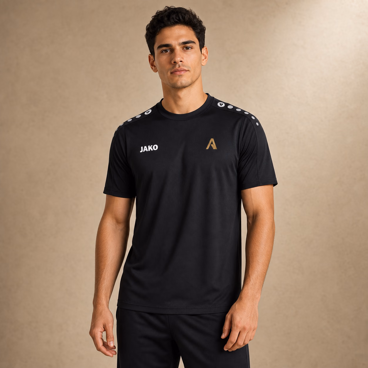 Synthetisch erstelltes Model im schwarzen JAKO Performance-Team-Shirt mit kleinem AgRup Signature-A